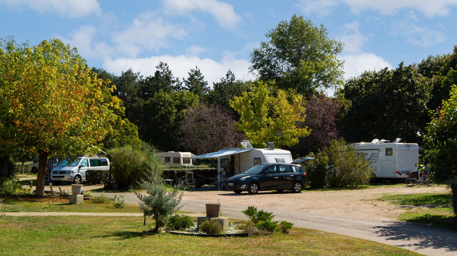 caravane et camping-car sur emplacement de camping